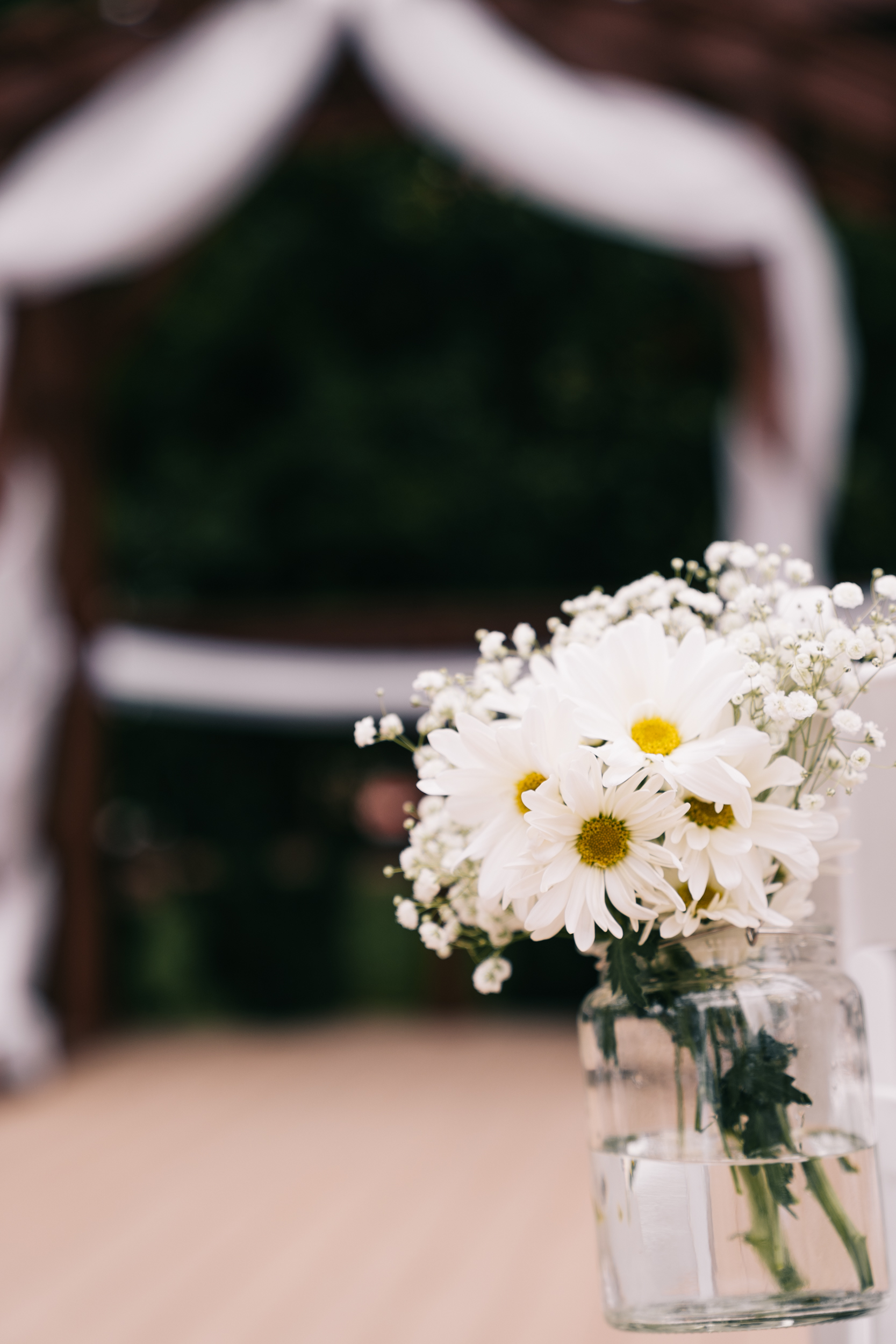 wedding daisy aisle flowers