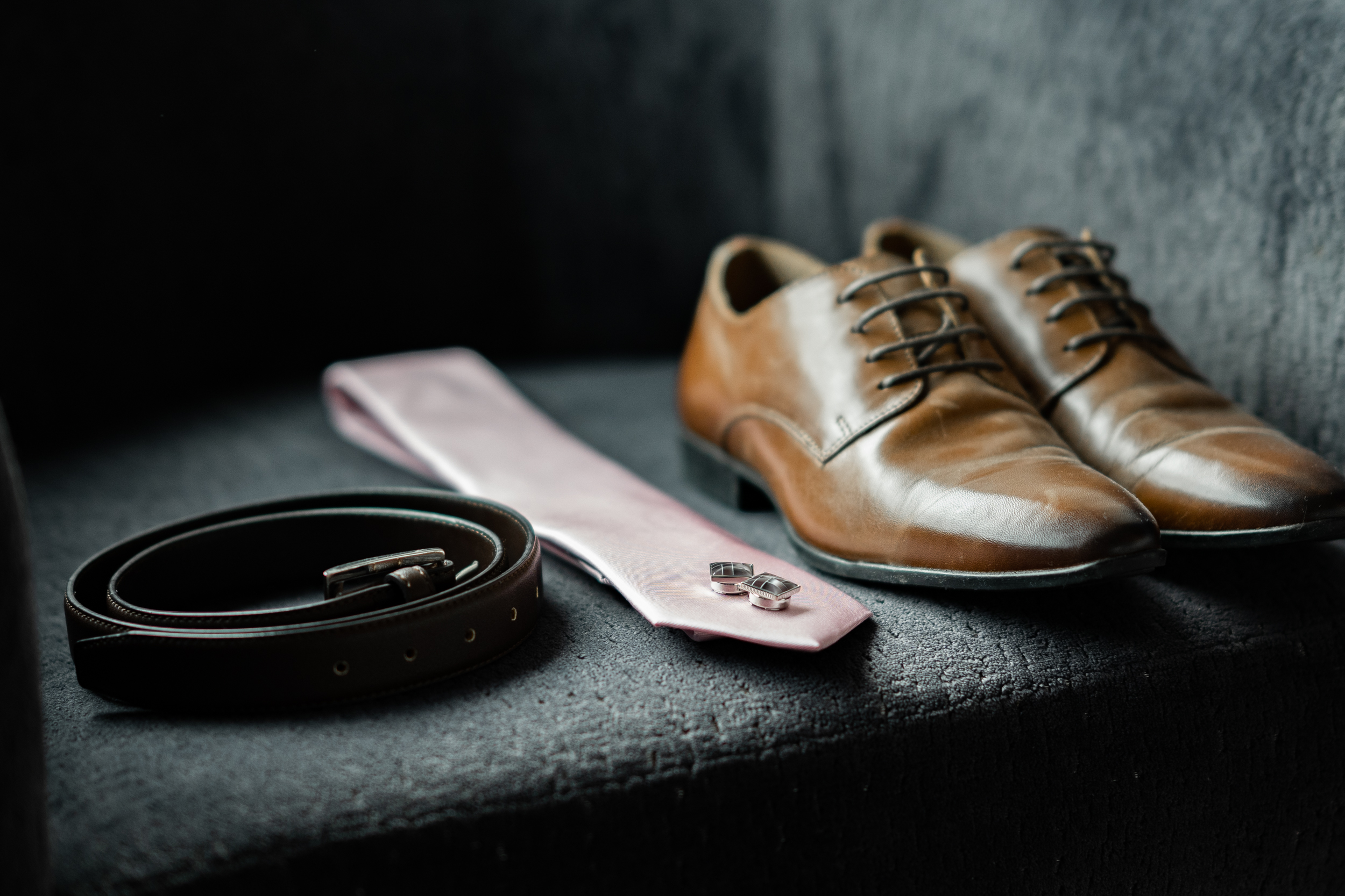 groom detail shot shoes tie belt