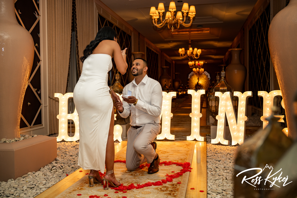 man proposes to girlfriend at the wynn las vegas